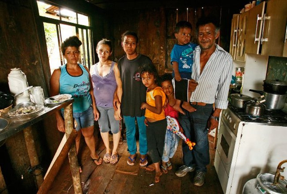 Família de Isaías Ribeiro dos Santos: atividade informal e Bolsa Família para garantir o sustento | Hugo Harada/ Gazeta do Povo