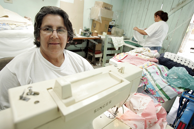 Barbina Martins faz trabalhos com patchwork para a empresa Solidarium, que ajuda a gerar renda para pessoas pobres | Henry Milléo/Gazeta do Povo