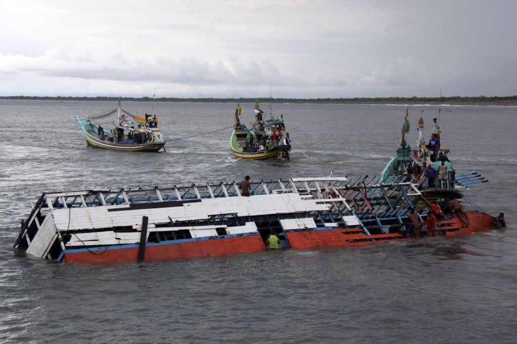 Pessoas exploram destroços do barco naufragado | Reuters