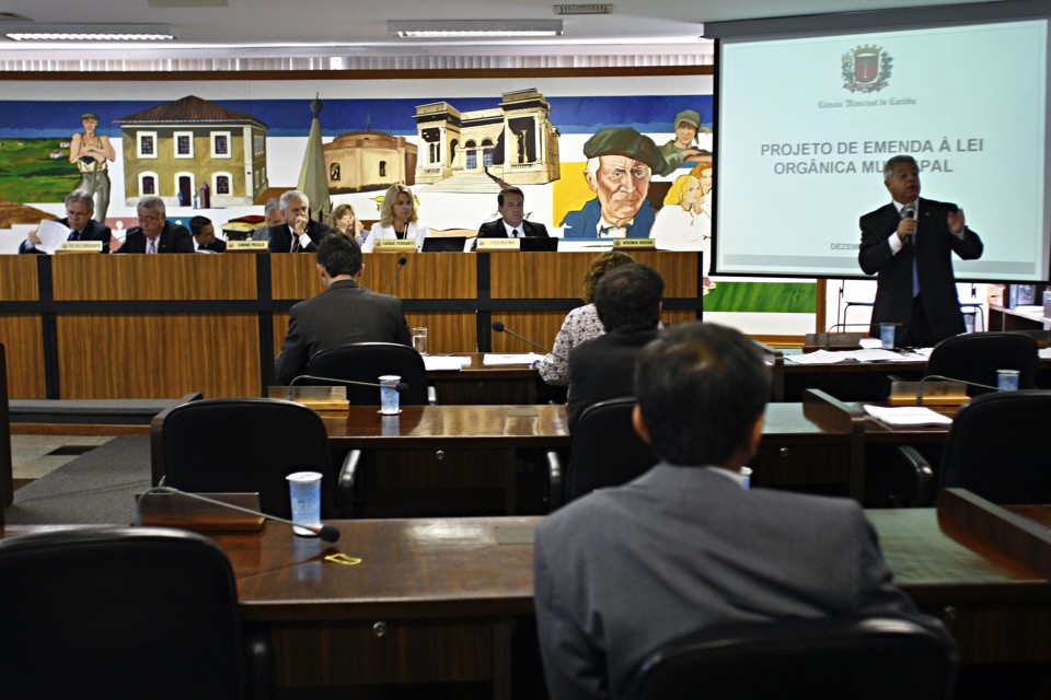 Plenário da CMC: cadeiras vazias, mas com justificativa. | Priscila Forone / Agência de Notícias Gazeta do Povo