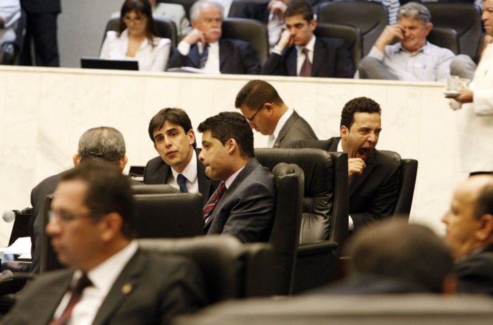 Plenário da Assembleia paranaense: deputados participaram de sessaão dupla ontem para limpar a pauta antes do recesso parlamentar | Daniel Castellano/ Gazeta do Povo