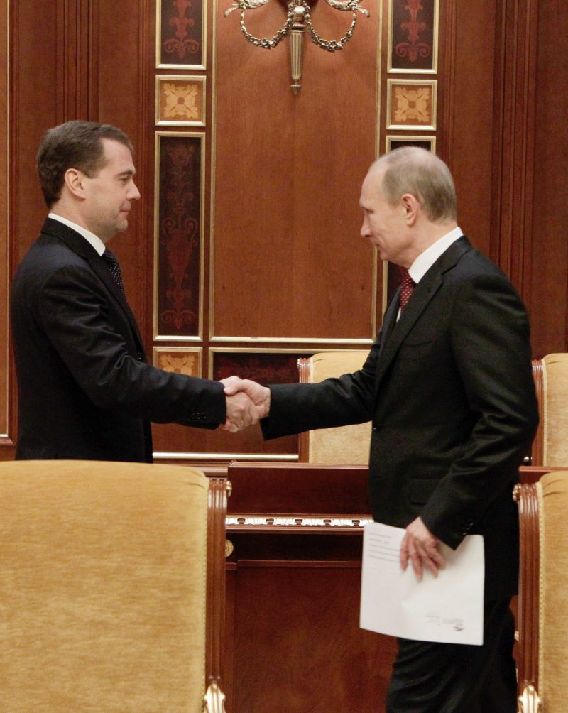 O presidente Dmitry Medvedev cumprimenta Putin, que ignorou protestos e registrou sua candidatura à Presidência | Mikhail Klimentyev/AFP