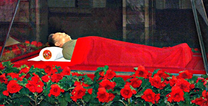 Corpo do ditador Kim Jong-il foi colocado em um caixão de vidro no Palácio Kumsusan, em Pyongyang | KCNA/AFP