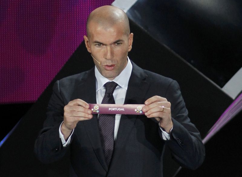 Zinedine Zidane, ex-jogador da França, sorteia o nome da seleção de Portugal na definição das chaves para a Euro-2012 | Reuters