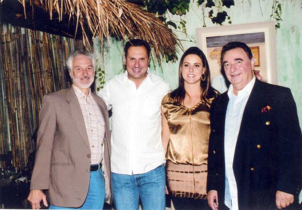 ENCONTRO DE GOURMETS -O grupo dos gourmets, comandado por Romualdo José Denega, realizou encontro no restaurante Tabanca do Portuga, em evento muito agradável que teve como destaque, além das delícias portuguesas, a presença do cartunista Tadao, que fez caricaturas dos presentes. Registramos a presença do jornalista Júlio César Rodrigues, Juliano Borghetti, Renata Bueno e de Romualdo Denega |