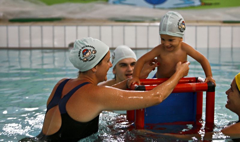 Na escola de natação Amaral, em Curitiba, as crianças são divididas em sete piscinas conforme a idade e o nível de aprendizado | Priscila Forone/ Gazeta do Povo
