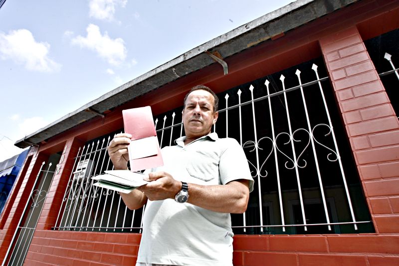Instabilidade: Amilton pagou a última parcela da Cohab há oito anos, mas está sem a escritura do terreno | Priscila Forone/Gazeta do Povo