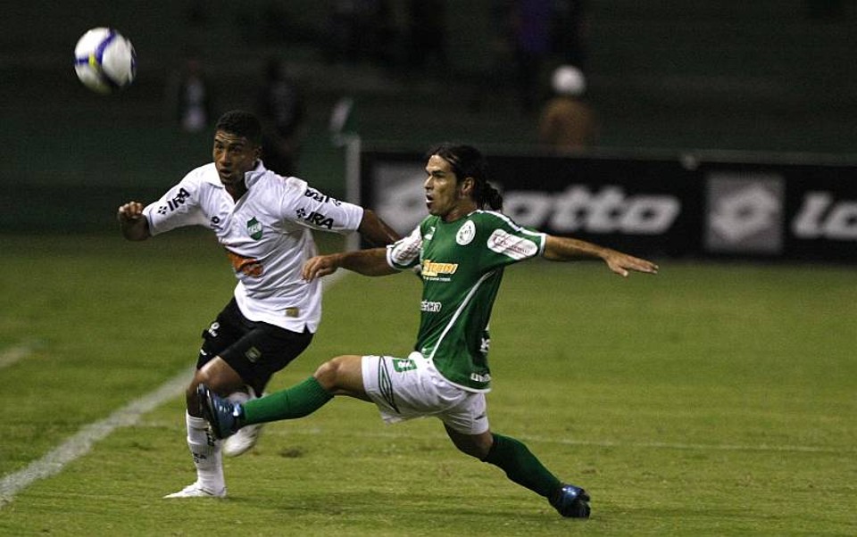 O Luverdense, de verde, adversário do Coritiba em 2010, enfrenta o Paraná na estreia da Copa do Brasil de 2012 | Pedro Serápio / Agência de Notícias Gazeta do Povo