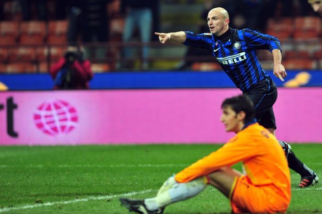 Cambiasso comemora o gol marcado contra o lanterna Lecce: 4 a 1 deixa a Internazionale na quinta colocação do Italiano |
