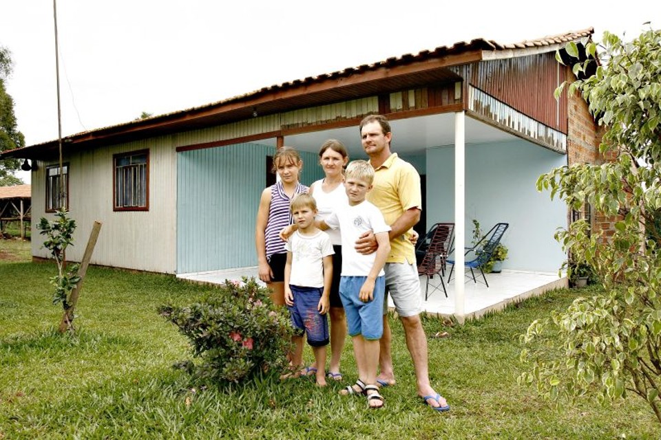 Werle se instalou com a família no assentamento e hoje tem renda mensal de R$ 10 mil | Fotos: Hugo Harada/ Gazeta do Povo