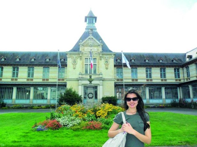 Mariana Niederheitmann vai ficar um ano na França como parte de uma graduação-sanduíche |