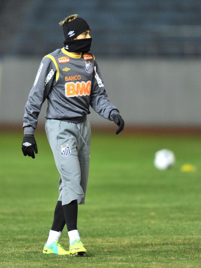 Neymar treina no frio de 5ºC em Nagoya na noite de sexta-feira no Japão | AFP
