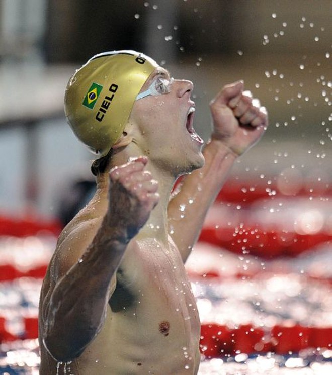 Piscinas estreladas -Atrativos não faltam para a natação nos Jogos Olímpicos. O multicampeão Michael Phelps busca mais um recorde. O norte-americano tenta se tornar o maior medalhista da história. Faltam apenas três para superar a ginasta ucraniana Larissa Latynina, que tem 18 pódios. Ele já é o detentor do maior número de ouros no total (14) e em uma mesma edição (8, em Pequim-2008). Deve ser a última chance de vê-lo em uma raia olímpica. Também chama a atenção o possível retorno de Ian Thorpe aos Jogos. Dono de cinco ouros em Olimpíadas, o australiano decidiu voltar a competir após cinco anos. Mas o retorno tem sido difícil. Em março, participará das classificatórias. A grande aposta brasileira é Cesar Cielo (foto), atual recordista mundial e campeão olímpico dos 50 m livre. Cesão ainda brigará pelo ouro nos 50 m borboleta prova que venceu no Mundial de 2011 e nos 100 m livre na qual ficou com o bronze em Pequim |
