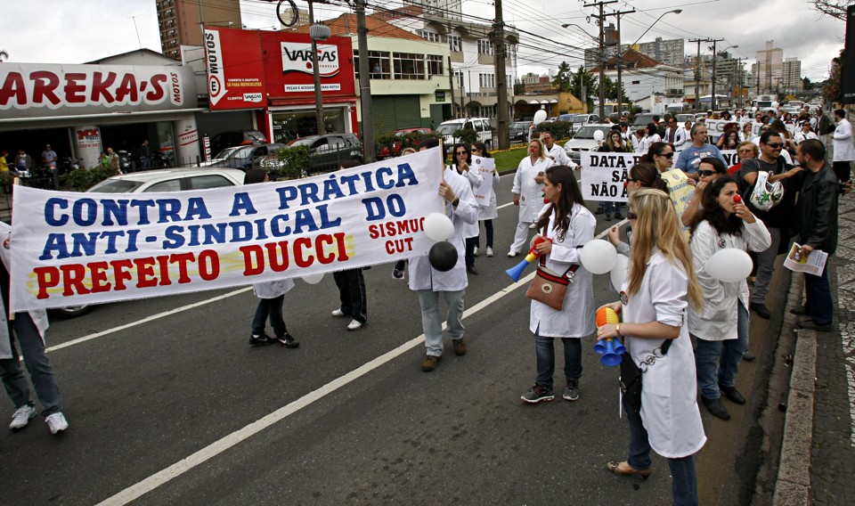 Votação da Lei organica na Camara Municipal gera protesto dos servidores contra emendas que tiram direitos dos funcionarios publicos | Priscila Forone / Agência de Notícias Gazeta do Povo