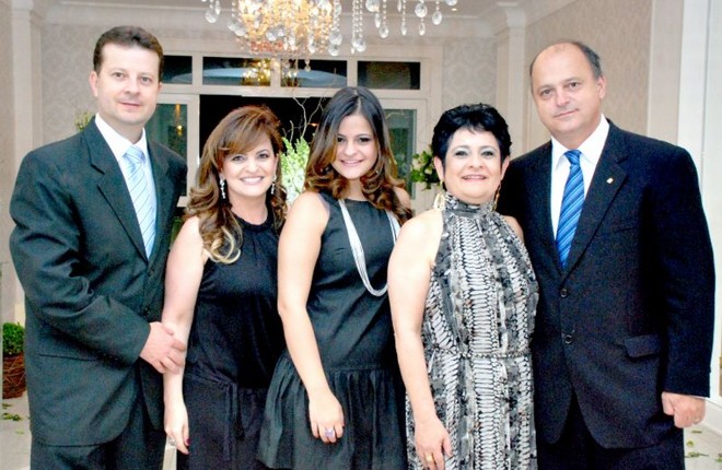 Duas décadas de serviço- Na comemoração aos 20 anos do Lanac, que reuniu mais de 450 convidados no Maladosso, os proprietários da empresa, Marcos Kozlowski e Alessandra Ferreira Kozlowski, receberam Talita Pereira e o casal Elisete e Roberto Pereira |