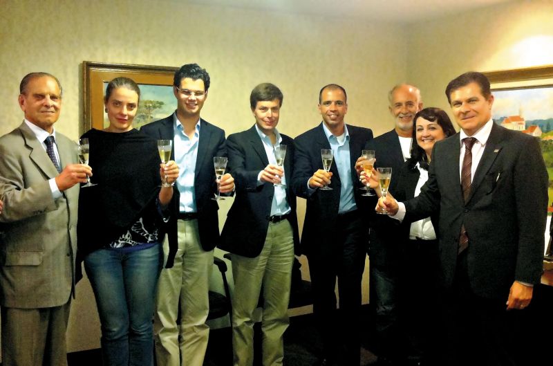 Após a assinatura do contrato que selou a venda de seus jornais e do portal de notícias ao GRPCom, o empresário e ex-governador Paulo Pimentel (à esq.) brinda com Ana Amélia Filizola (ao seu lado), diretora da Unidade Gazeta Jornais, Guilherme Cunha Pereira, Mariano Lemanski e Edivaldo de Melo (estes, vice-presidentes do GRPCom), e os advogados Rita de Cácia Guerim e Cícero José Zanetti de Oliveira (ambos à direita). Também na foto, Daniel Pimentel Slaviero, diretor do Grupo Paulo Pimentel e neto do ex-governador | Divulgação