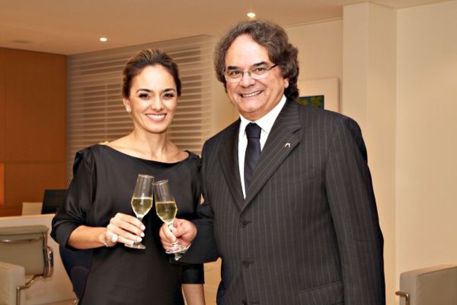 O cirurgião José Cândido Muricy e sua filha Maria Angélica Muricy Sanseverino, também cirurgiã, brindaram nesta semana a cirurgia de transplante capilar número 4 mil feita em sua Clínica Muricy, na Água Verde. Os dois são membros fundadores da Associação Brasileira de Cirurgia de Restauração Capilar |