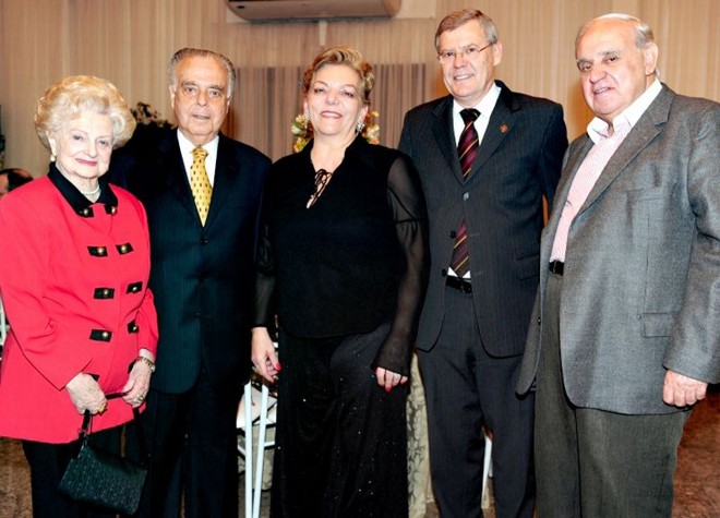 Encontro em prol da Santa Casa- A Santa Casa de Curitiba realizou seu 3º Jantar Cultural no Buffet Nova Curitiba, comemorando 160 anos da entidade. Entre os presentes, Juril Carnasciali, João Cândido Cunha Pereira, Gilda Maria Braga Cunha Ribeiro do Nascimento, Ir. Frederico Unterberger e Américo Ribeiro do Nascimento |