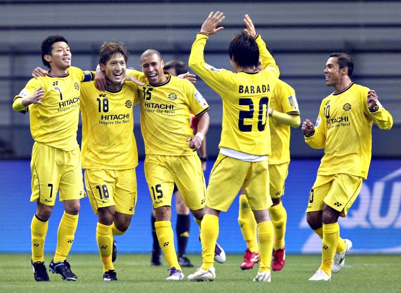 Jorge Vágner (15) abraça o camisa 18 Tanaka, autor do primeiro gol do jogo | Kim Kyung-Hoon/Reuters