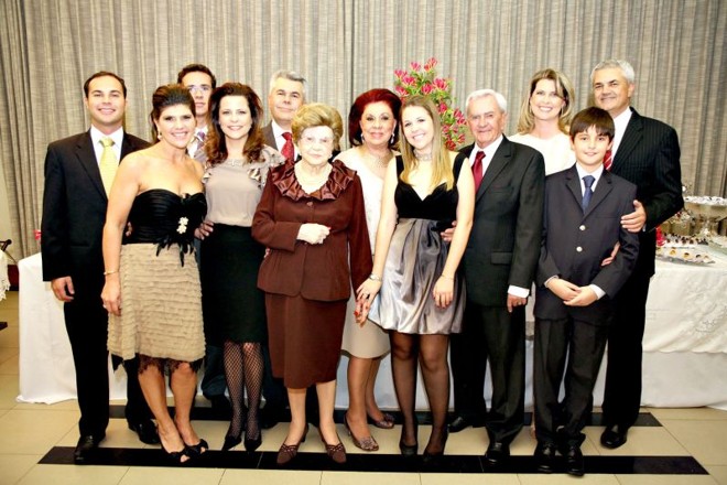 CENTENÁRIO EM FAMÍLIA- Dona Eddy Leinig Leal comemorou 100 anos entre familiares no Graciosa Country Club, em agradável festa que contou com a presença dos dois filhos, genro, seis netos e oito bisnetos, que a acompanham na foto |