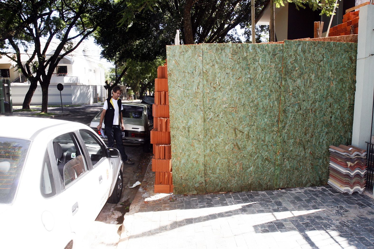 Tapumes instalados de forma irregular atrapalham a passagem de pedestres e oferecem risco | Divulgação PMM