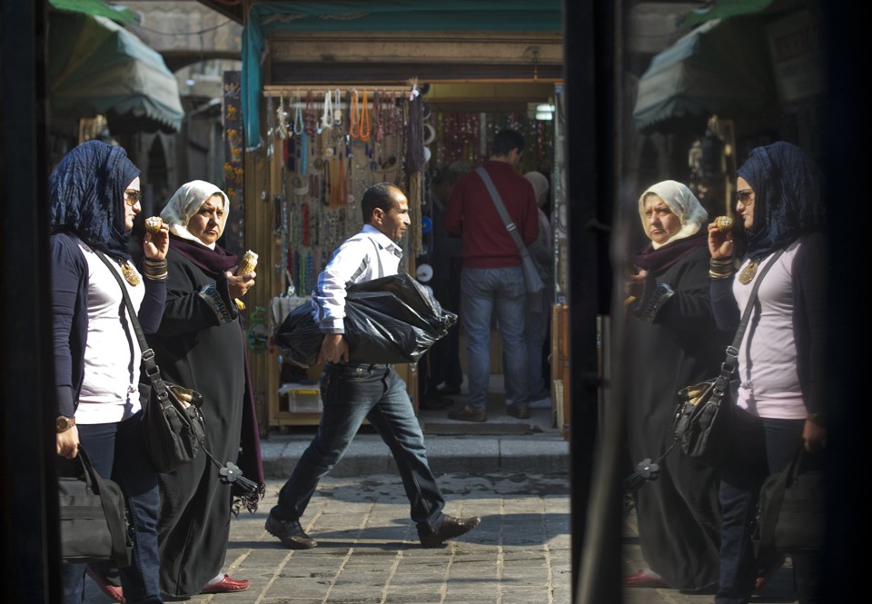 Mulheres passeiam por mercado de rua do Cairo, no Egito. Resultados iniciais da eleição serão divulgados nesta quinta-feira | AFP PHOTO / ODD ANDERSEN