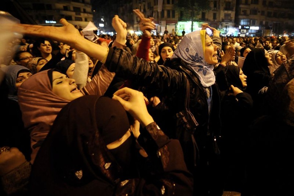 Mulheres reunidas na Praça Tahrir, no Cairo, protestam contra o governo provisório | Filippo Monteforte/AFP
