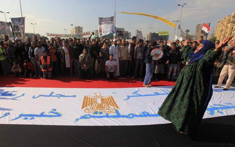 Manifestantes protestam na Praça Tahrir, no Cairo, contra o conselho militar do Egito. População aguarda o resultado das eleições | Esam Al-Fetori/Reuters