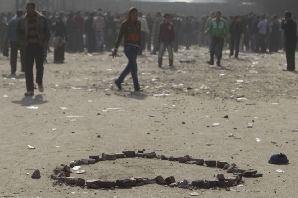 Círculos de pedras atirado durante os confrontos entre o exército egípcio e manifestantes no Cairo | Amr Abdallah Dalsh/Reuters