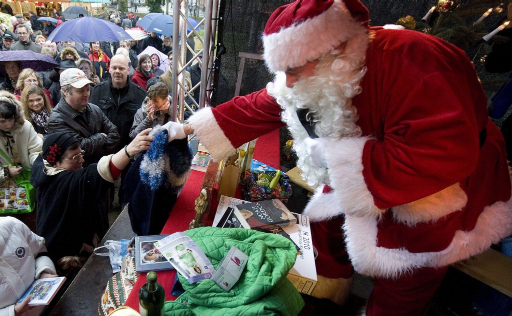 "Papai Noel" organiza feira de escambo em Celle, Alemanha | EFE