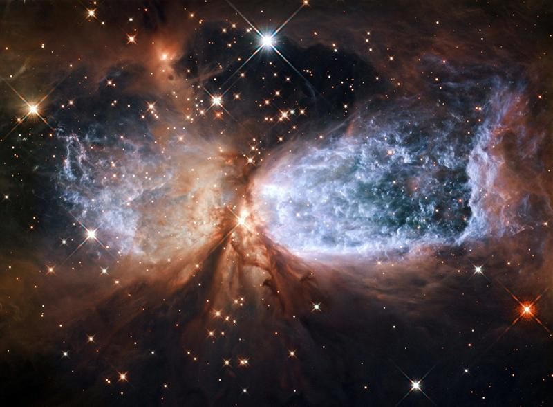 O material que sobrou do nascimento da S106 IR formou dois grandes lóbulos de cerca de 2 anos-luz de extensão em torno da estrela | ESA/Hubble