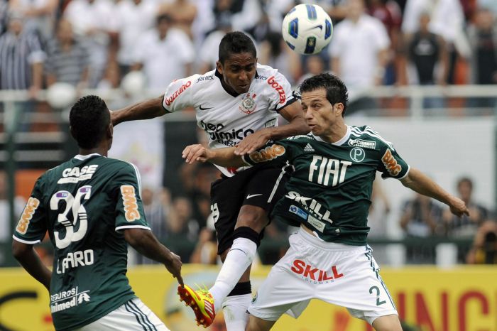 Jorge Henrique foi o pivô da maior confusão do clássico Corinthians x Palmeiras, imitando o "chute no ar" de Valdivia | Nelson Almeida/ AFP