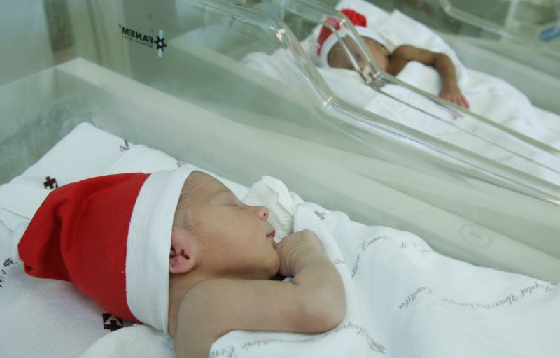 As mães recebem fotos dos filhos com os detalhes natalinos para uma recordação futura, quando eles já estiverem recuperados | Henry Milléo/ Gazeta do Povo