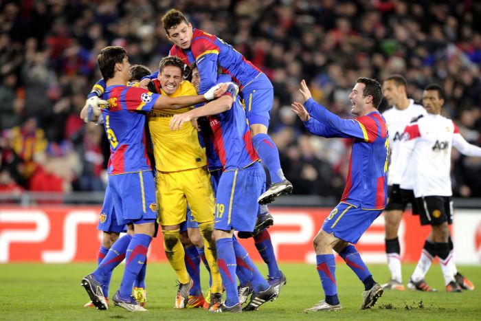 Jogadores do Basel comemoram classificação às oitavas de final da Liga dos Campeões diante do atual vice-campeão Manchester United | Fabrice Coffrini / AFP