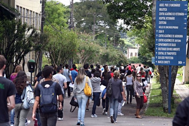 Candidatos antes da abertura dos portões, no câmpus de Ciências Agrárias da UFPR | 