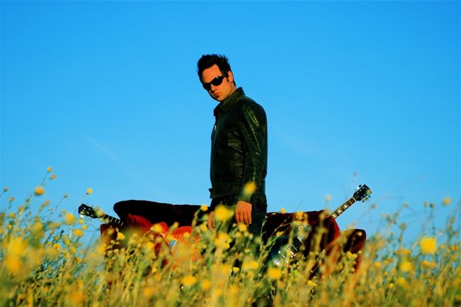 Com a banda Magnético, lançou o primeiro álbum (