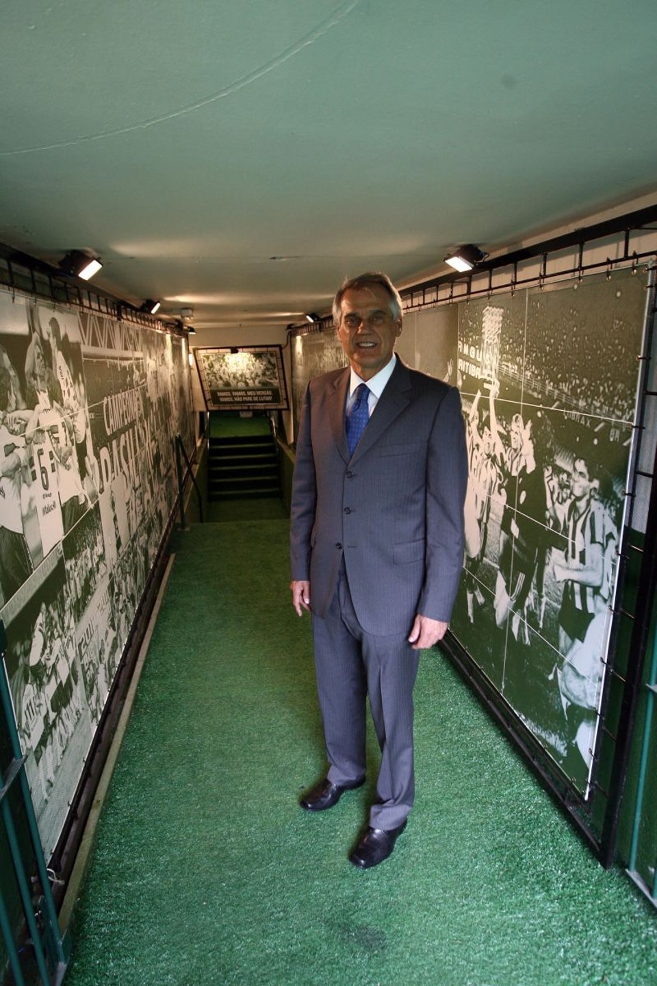 Dirigente Vilson Ribeiro de Andrade no túnel do Couto Pereira, onde o clube lembra ídolos e fatos marcantes da sua trajetória | Albari Rosa/ Gazeta do Povo