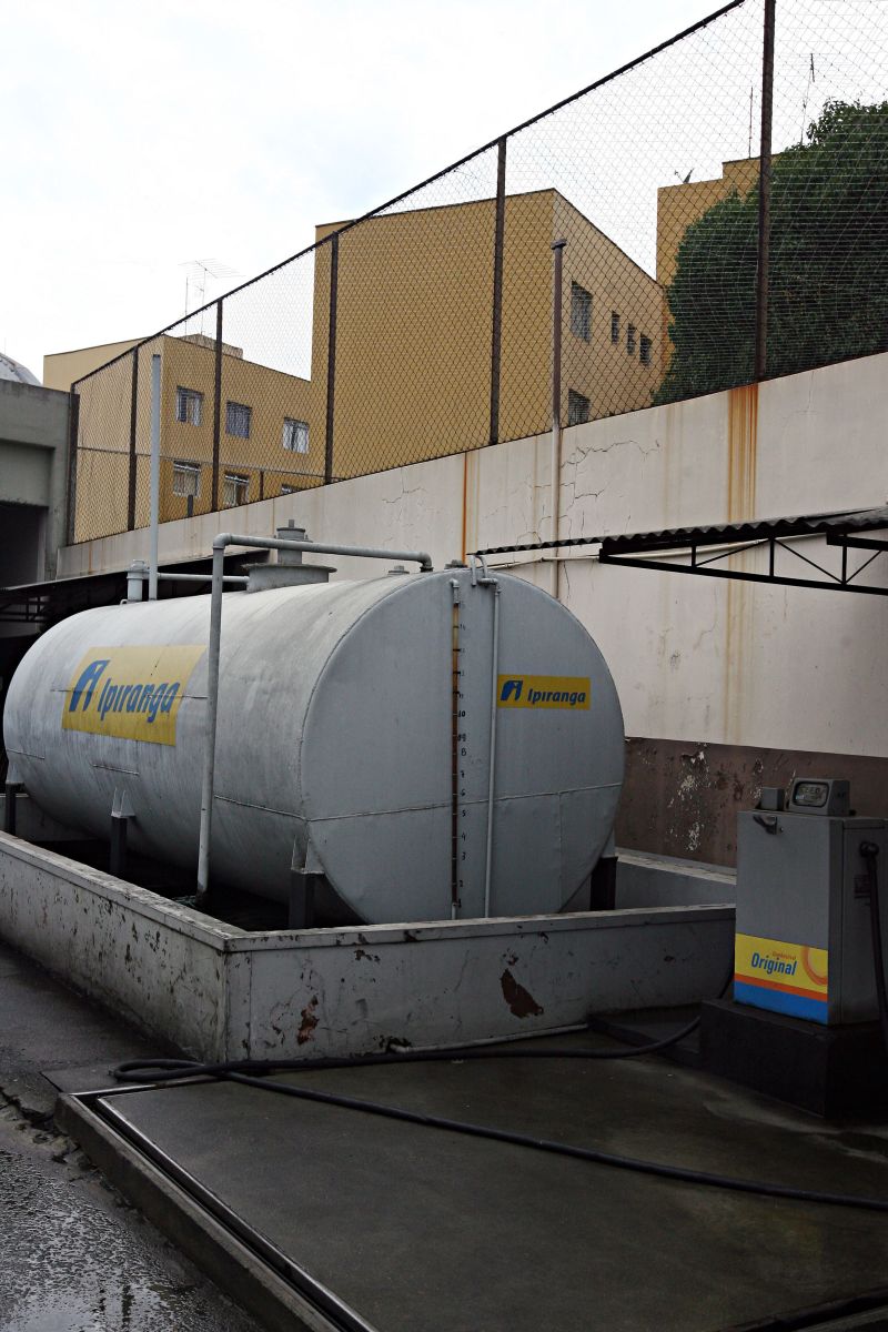 Prédios residenciais e uma quadra esportiva são vizinhos de um tanque em Curitiba | Fotos: Felipe Rosa