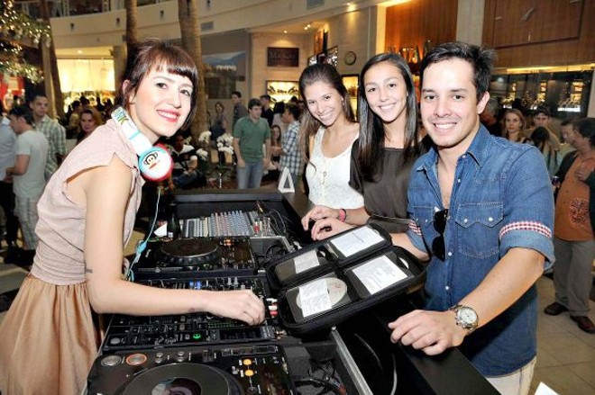 Edo Almeida recebeu convidados no sábado para o Crystal After Sun. Camila Cornelsen, a Caca V., vocalista da banda Cobacabana Club, comandou as picapes da festa, que reuniu a moçada descolada da cidade, como Gabrielle Fração (ao fundo) e Betina Stephanes, namorada de Edo, anfitrião do evento |