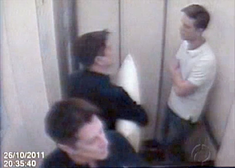 Câmera do elevador mostra Paolicchi saindo de casa com Vágner Pio no dia do crime | Reprodução/RPCTV