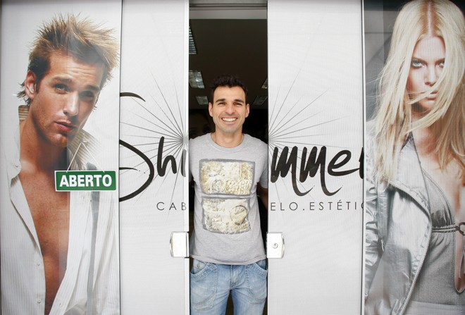 O ex-jogador Beto teve uma incursão malsucedida no cargo de gerente. Agora administra o salão de beleza da esposa, mas não desistiu do trabalho com o futebol |