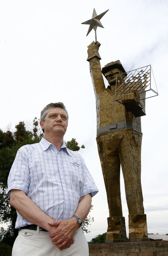 Grande incentivador do esperanto e do tchoukball na cidade, Petrycoski posa ao lado da estátua no distrito Nova Espero, em homenagem ao criador do esperanto, Lázaro Zamenhof |