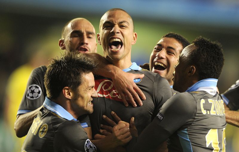 Jogadores do Napoli comemoram gols diante do Villarreal. Vitória garantiu a classificação dos italianos | AFP