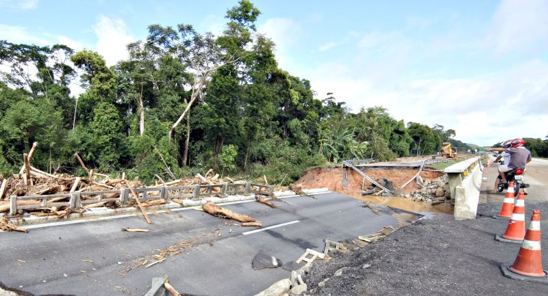 Destruição no Litoral, em março passado: Antonina está na lista de cidades propensas a novo desastre | Aniele Nascimento/ Gazeta do Povo
