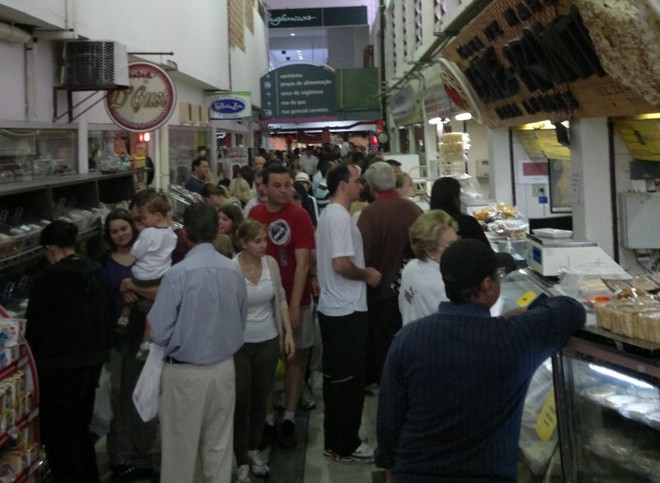 Consumidores enfrentam filas e corredores lotados no Mercado Municipal. | 