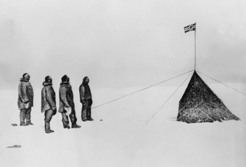 Foto de 1911 mostra, a partir da esquerda, Roald Amundsen, Oscar Wisting, Sverre Hassel e Helmer Hansen diante da bandeira norueguesa, no Polo Sul | AFP