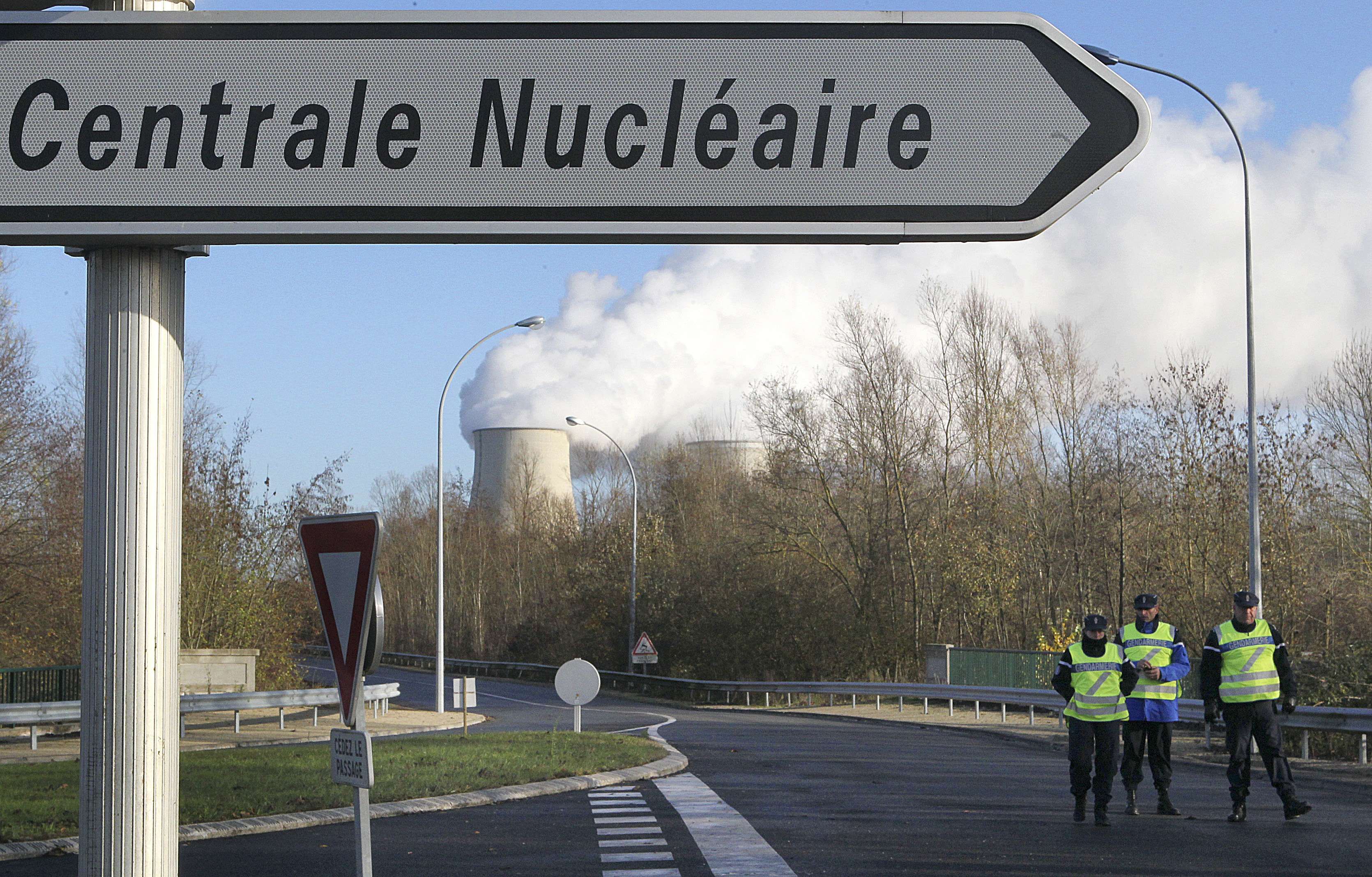 Guardas bloqueiam a entrada à planta nuclear na Fraça após invasão de ativistas do Greenpeace | PHOTO /FRANCOIS NASCIMBENI AFP