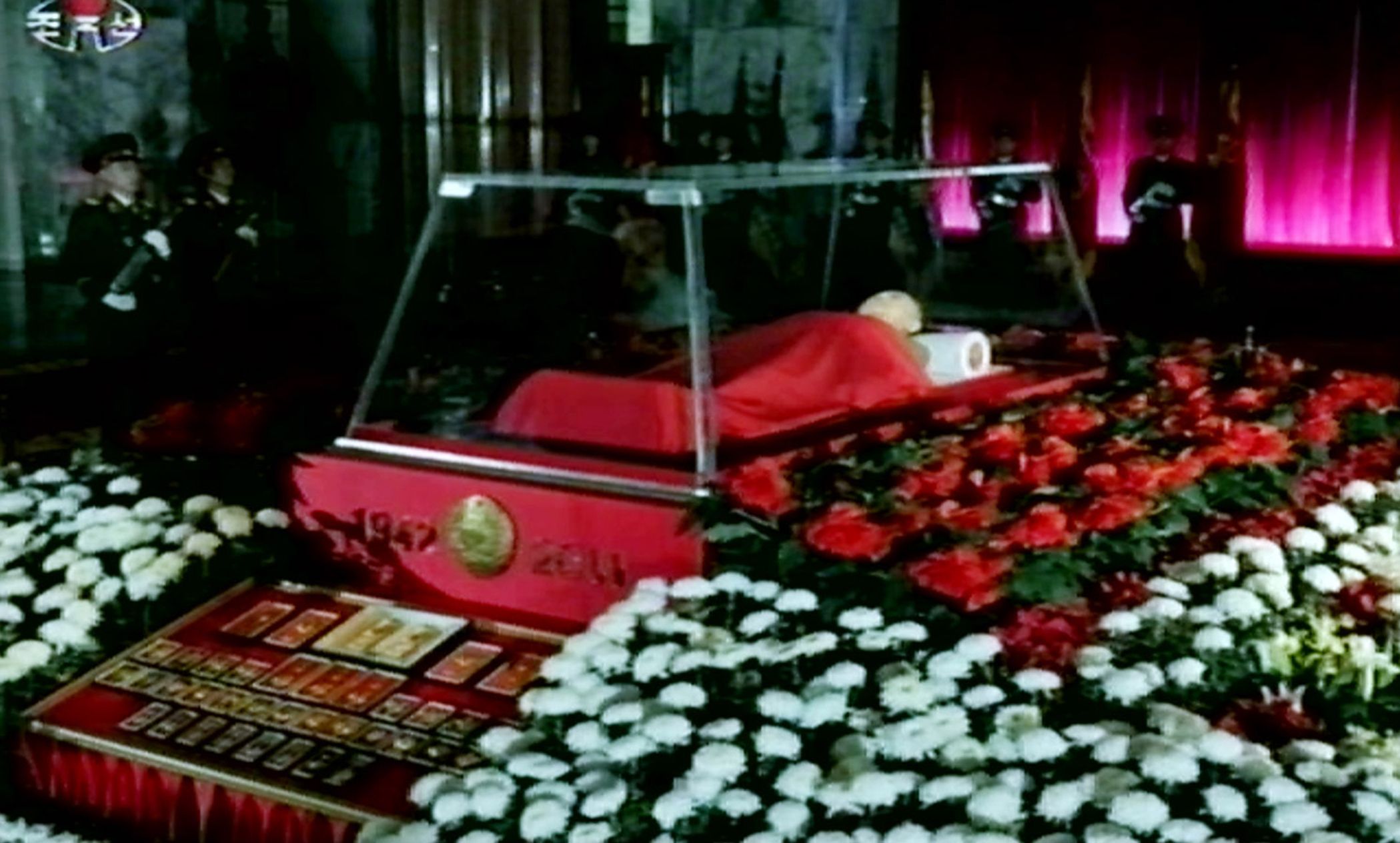 Imagem de TV do funeral do líder norte-coreano Kim Jong-il | AFP PHOTO / NORTH KOREAN TV AFP PHOTO/NORTH KOREAN TV