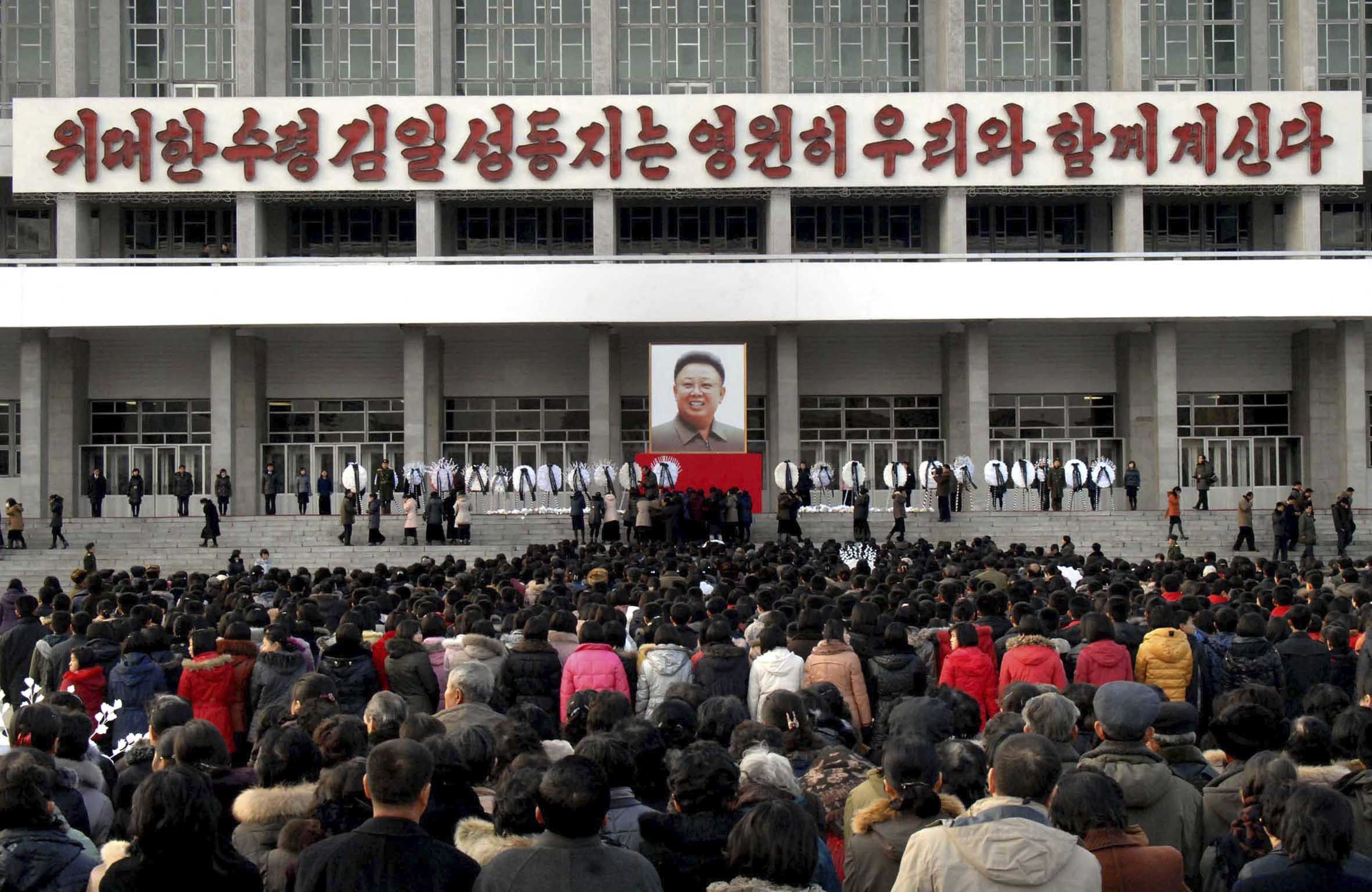 Norte-coreanos em luto pela morte de Kim Il-Jung | REUTERS/KCNA