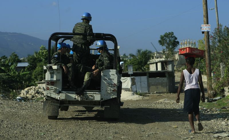 Militares brasileiros patrulham ruas em Porto Príncipe, no Haiti: denúncia de maus tratos | Antonio Costa/Gazeta do Povo